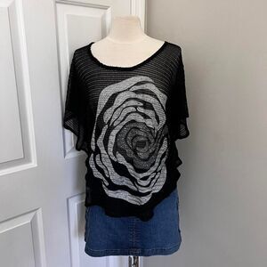 BLACK AND SILVER KNIT ROSE TOP‎